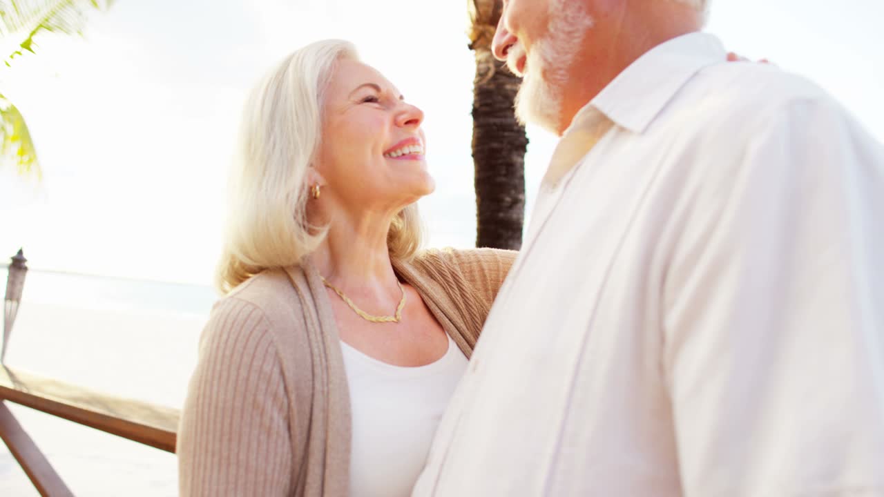 熱帯の休暇のリゾートで一緒に踊っている高齢のカップル