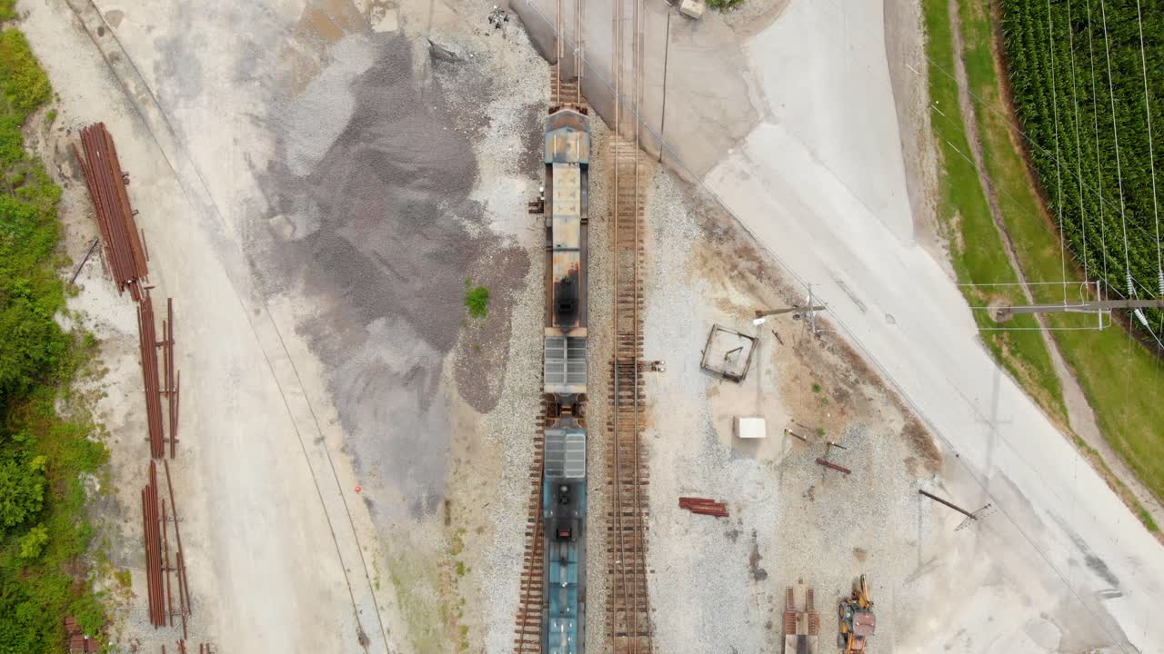 4k сверху вниз показывает двигатель поезда, начиная снизу и двигаясь к вершине