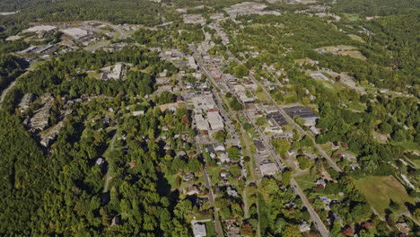 blue ridge georgia aerial v4 cinematic birds eye view drone vuela alrededor del centro de la ciudad capturando las vistas de elevación de la encantadora ciudad montañosa en un día soleado - filmado con mavic 3 cine - octubre 2022