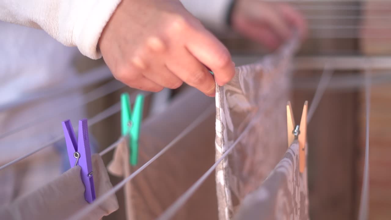 mujer lavando ropa colgando ropa haciendo la limpieza