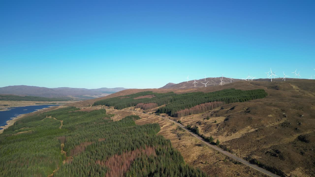 loch loyne 스코틀랜드 고원 옆에 있는 회전하는 풍력 터빈과 고원 도로를 드러내며 일어나십시오.