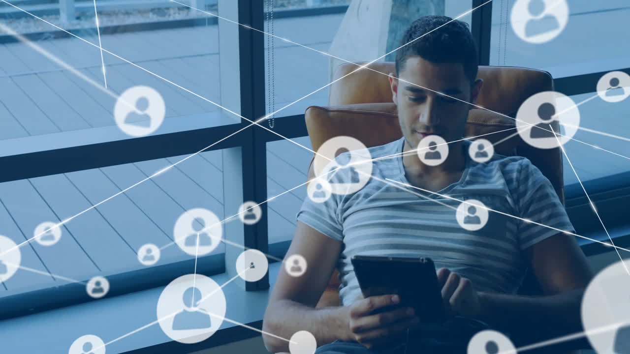 animación de la red de conexiones con personas iconos sobre hombre caucásico con tableta