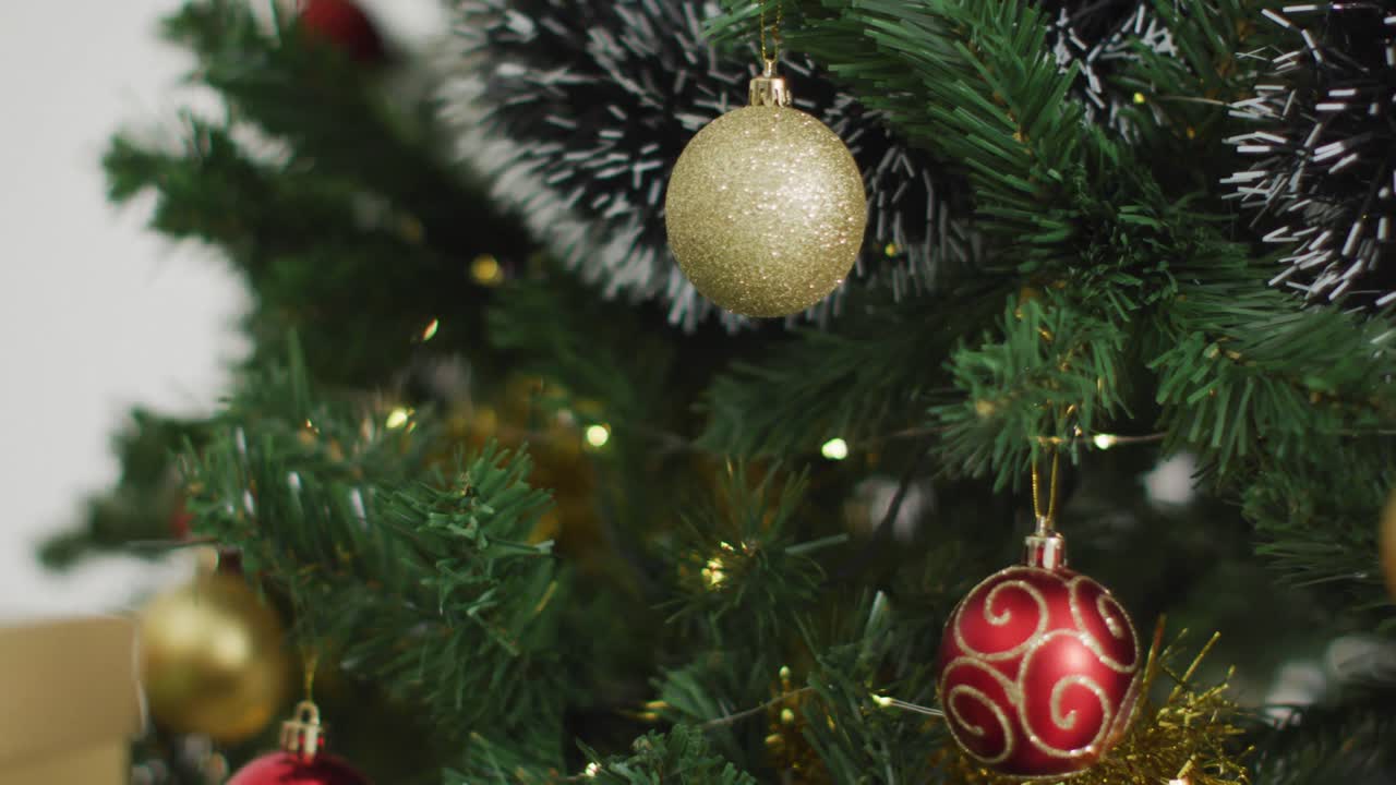 video de un árbol de navidad decorado con adornos sobre un fondo blanco