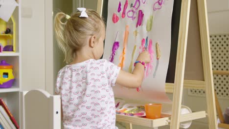 Pintura-Creativa-Linda-Del-Artista-De-La-Niña