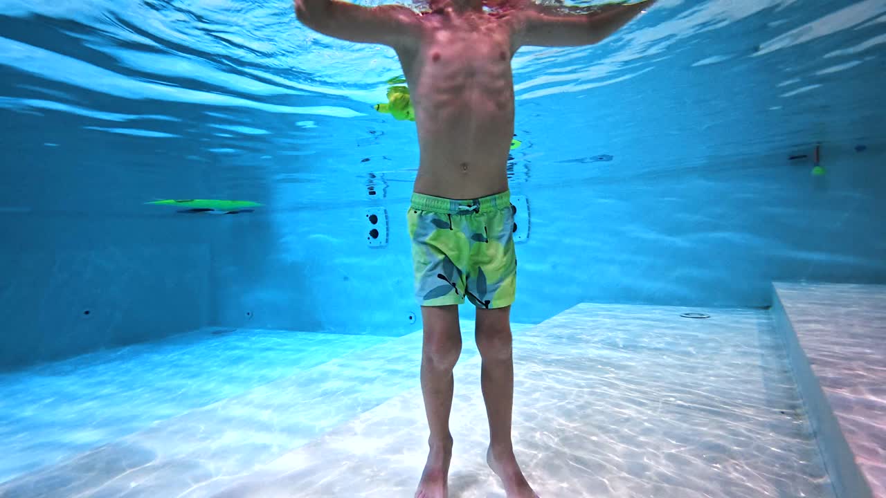 수영장 에서 물  ⁇  에서 수영 하는 소년