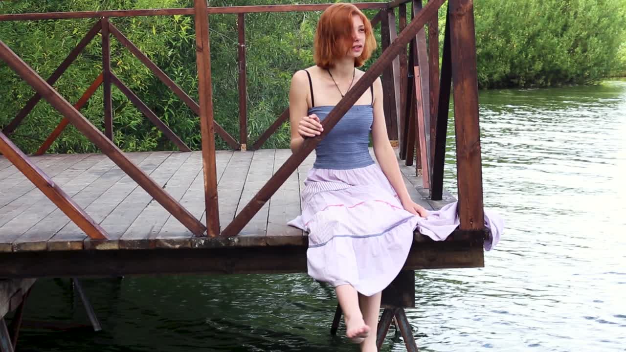 호수  의 나무 기 에 앉아 있는 여자