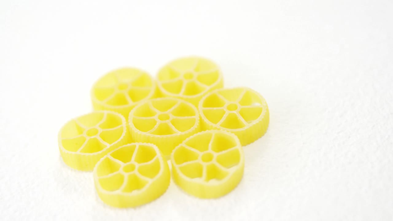 ⁇ 색 배경 에 있는 로텔 파스타