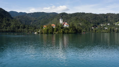 Asunción-De-La-Iglesia-De-María-En-Medio-Del-Agua-Serena-Del-Lago-Bled-En-Los-Alpes-Julianos,-Eslovenia