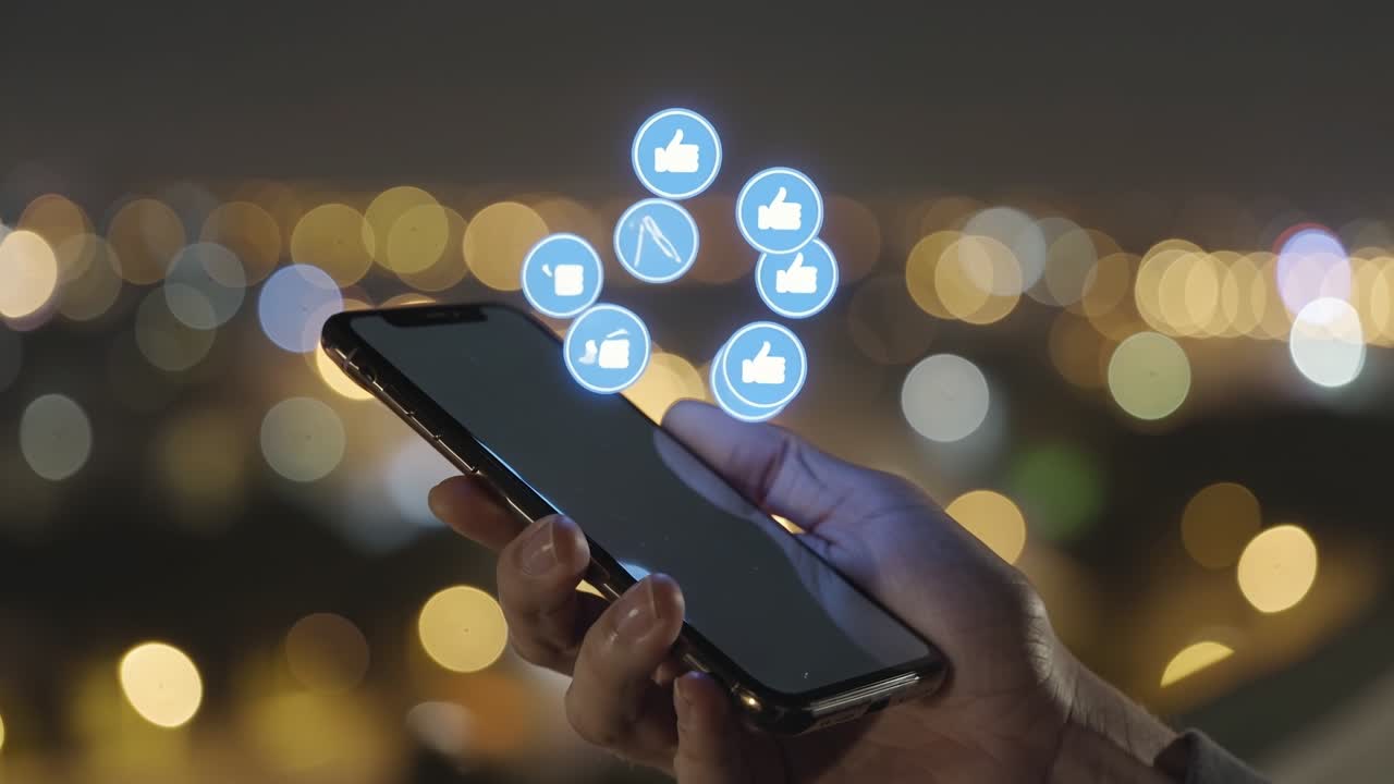 Mano che tiene uno smartphone con icone di social media che fluttuano nell'aria