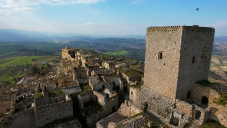 Craco-Es-Un-Pueblo-Abandonado-En-Basilicata,-Sur-De-Italia