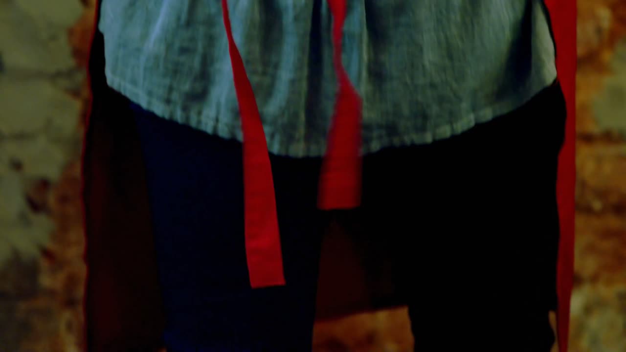 panadera con delantal en la panadería 4k