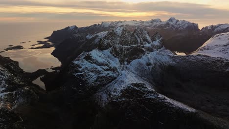 Vista-Aérea-Del-Hermoso-Paisaje-De-La-Montaña-Nevada-De-Noruega-Durante-El-Invierno