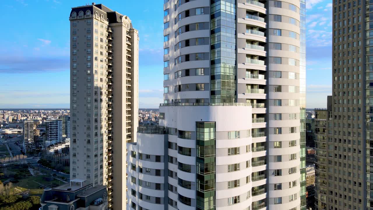 imágenes aéreas de drones de 4k de puerto madero dolly shot sacan con edificios de apartamentos y oficinas
