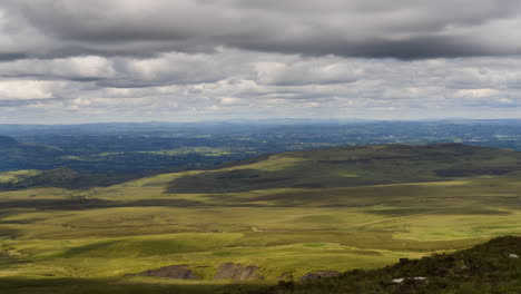 Zeitraffer-Des-Cuilcagh-Boardwalk-Trail,-Bekannt-Als-Stairway-To-Heaven-Walk-In-Der-Grafschaft-Fermanagh-In-Nordirland-Tagsüber-Mit-Malerischer-Landschaft