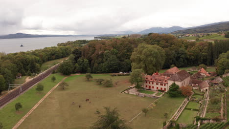 Volando-Hacia-Un-Hermoso-Edificio-Antiguo-En-La-Suiza-Rural