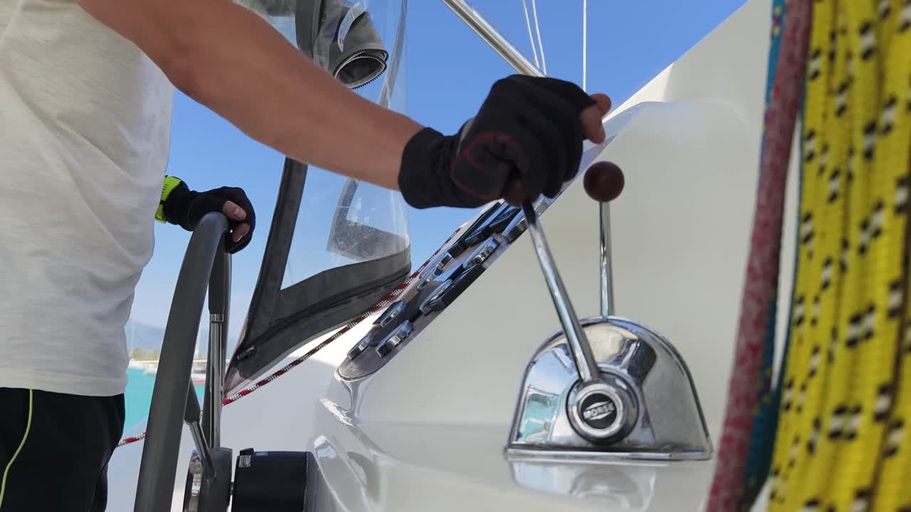 persona que dirige un catamarán