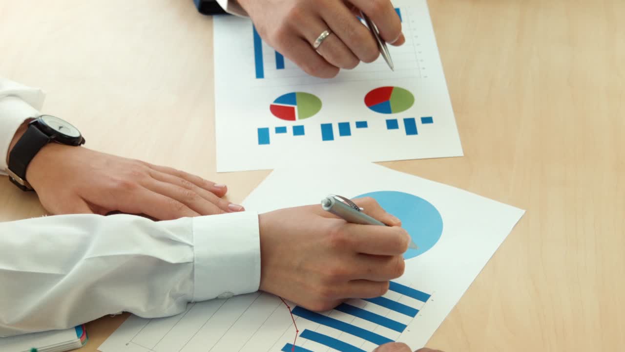 reunión de negocios con análisis de datos