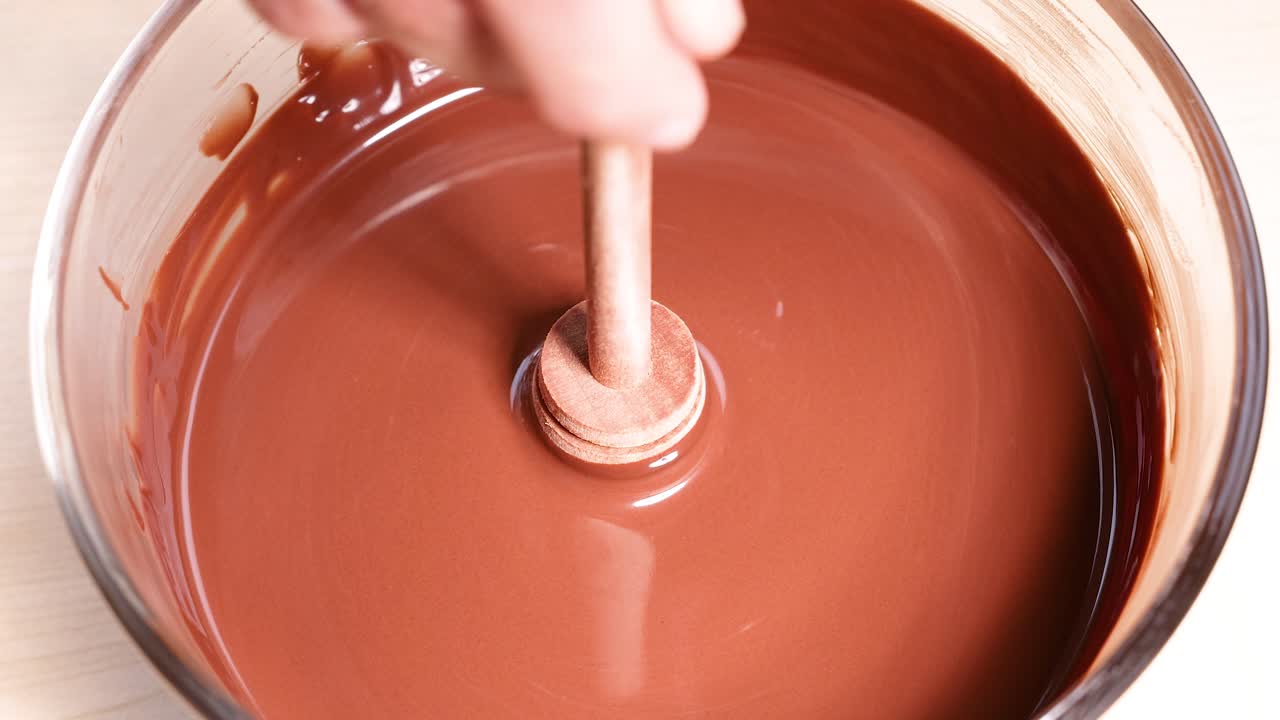 agitando el chocolate a mano en un cuenco de vidrio