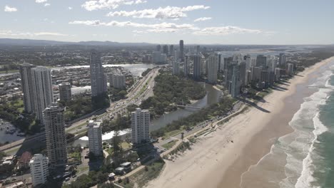 Embárcate-En-Un-Viaje-Visual-Sobre-La-Vibrante-Costa-Dorada,-Donde-Las-Playas-De-Arena-Se-Encuentran-Con-El-Imponente-Paisaje-Urbano-En-Impresionantes-Imágenes-Tomadas-Con-Drones.