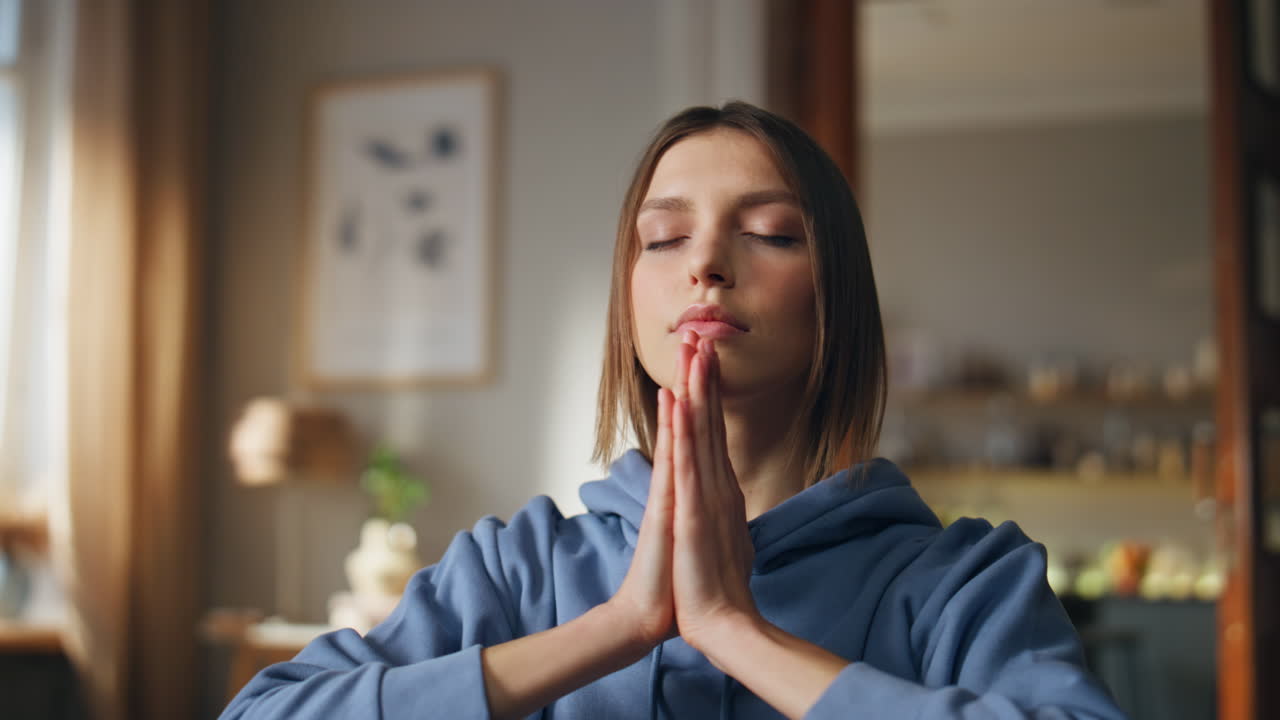 Una mujer practicando la meditación.