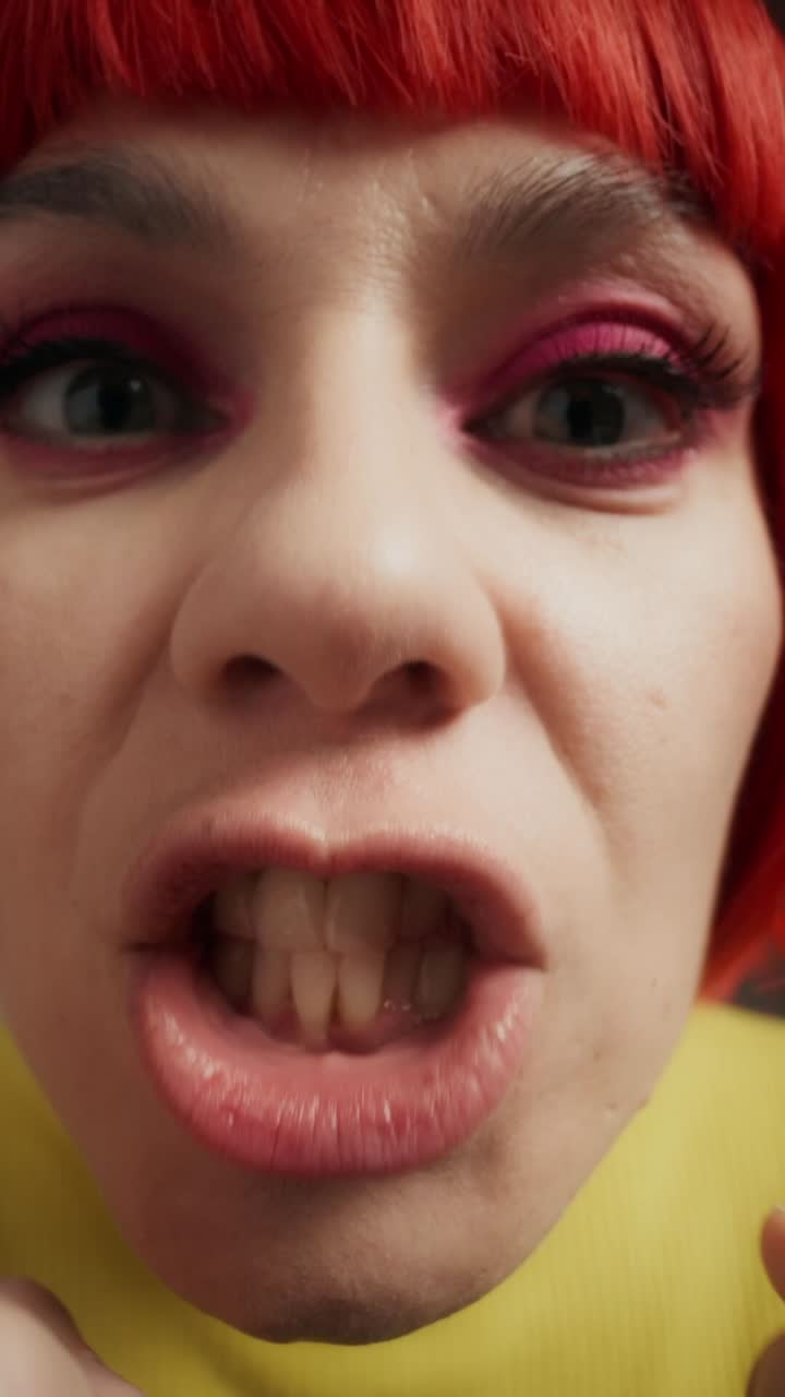 primer plano de una mujer con una expresión intensa