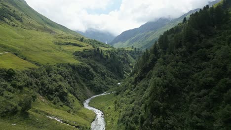 fotografía de un río en la montaña de los alpes suizos