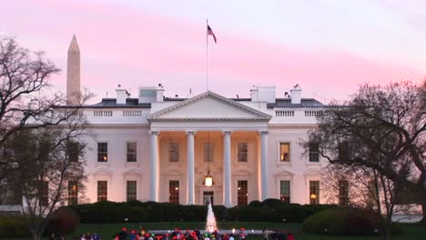 Mirando-Hacia-Tres-Iconos-Americanos:-La-Casa-Blanca,-El-Monumento-A-Washington-Y-La-Bandera-Americana