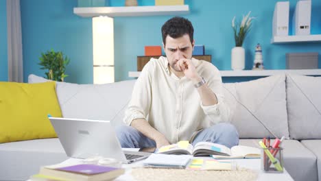 hombre mirando la computadora portátil preocupado e incómodo.