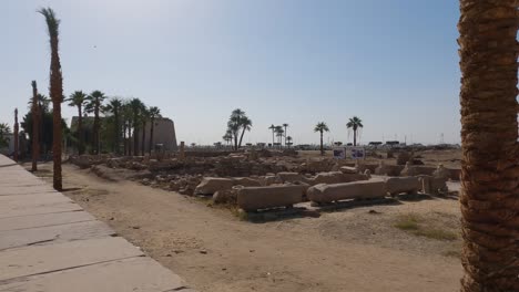 mirando a través de campo abierto con filas de piedra del complejo del templo de luxor