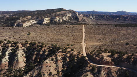 Acercamiento-Al-Coche-Con-Viajeros-En-La-Carretera-Del-Desierto