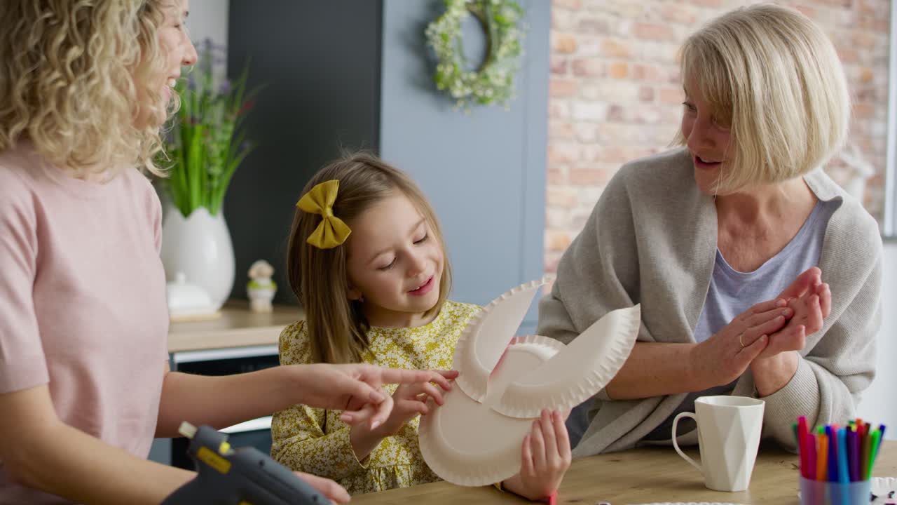 el video de mano de la nieta muestra a la abuela un conejo de pascua hecho a mano