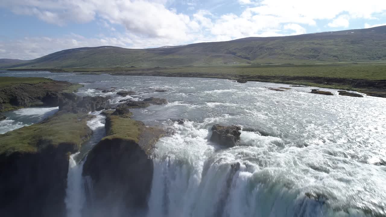 cascada islandesa y paisaje fluvial
