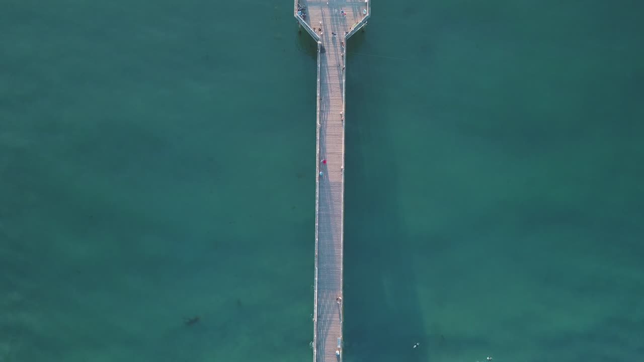캘리포니아 남부 태평양 해변에서 샌디에고에 있는 수정 부두의 4k 하향식 공중 촬영