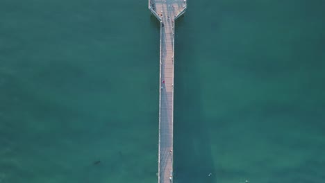 Toma-Aérea-De-4k-De-Arriba-Hacia-Abajo-Del-Muelle-De-Cristal-En-San-Diego-En-Pacific-Beach,-Sur-De-California