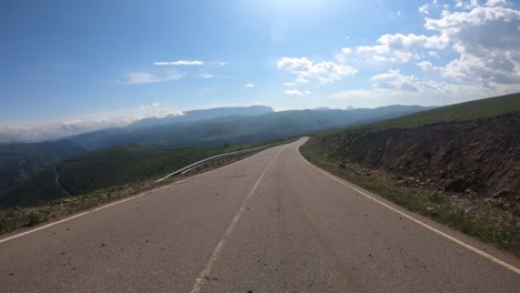 Punto-De-Vista-Conduciendo-Un-Coche-En-Una-Carretera.