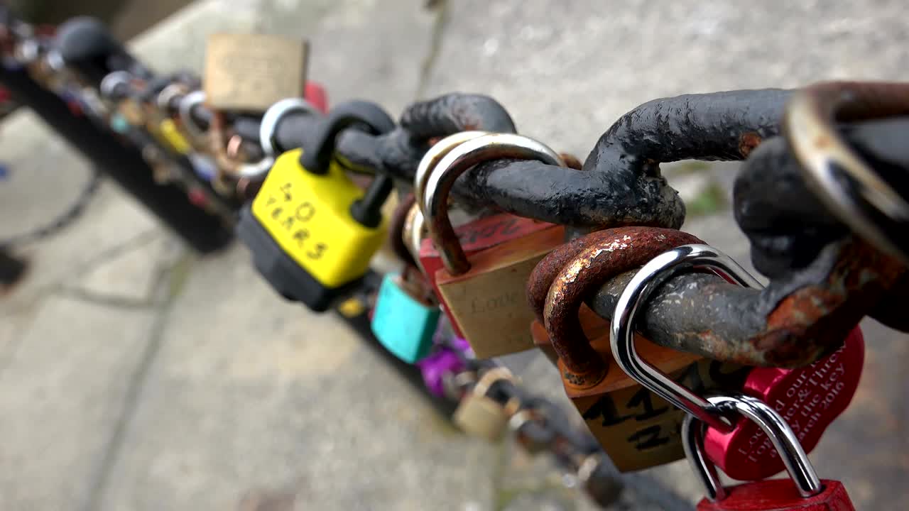 심장 체인 잠금 끌기 초점