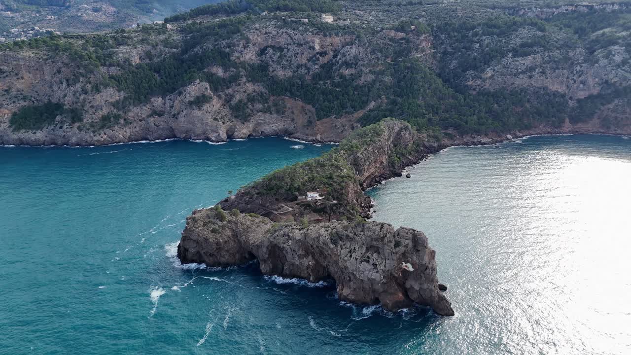 fotografía aérea de aproximación del famoso mirador de sa foradada en mallorca durante un día soleado
