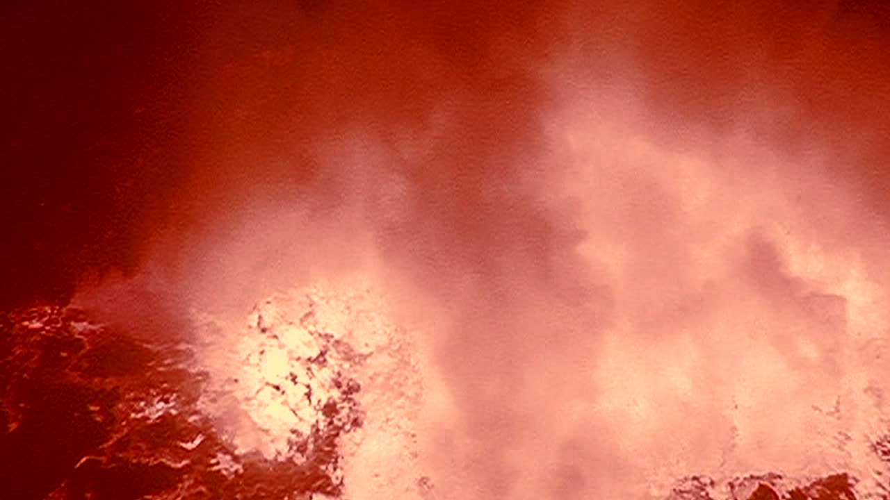 콩고민주공화국에서 밤에 폭발하는 장관을 이루는 니라공고 화산 4