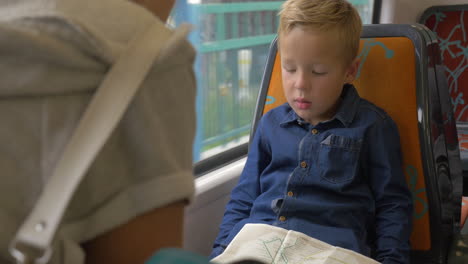 Kind-Mit-Karte-Im-Nahverkehrszug