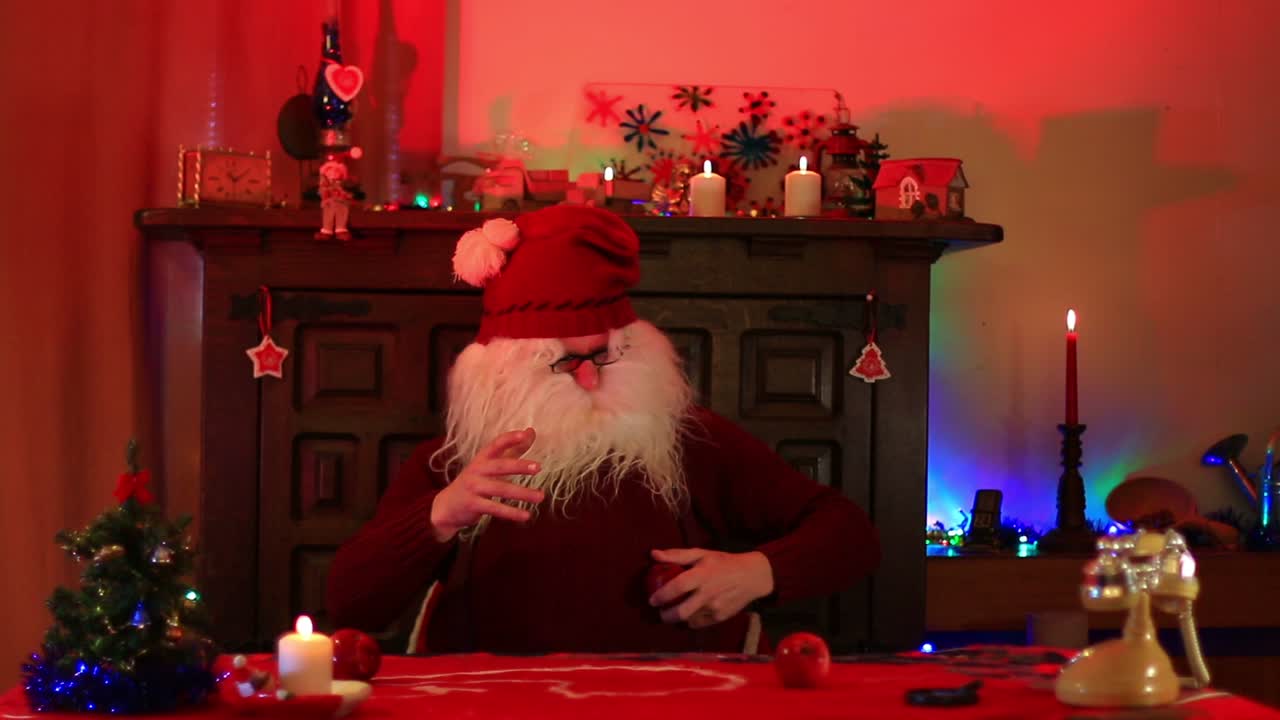 산타 클로스는 세 개의 빨간 사과를 청소