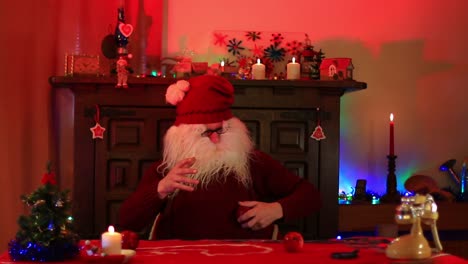 santa claus limpia tres manzanas rojas