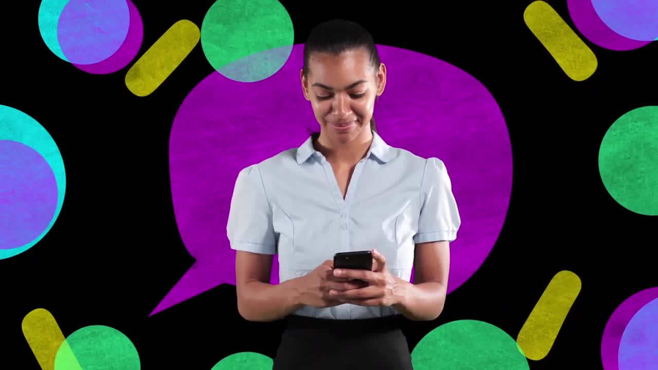 animación de una mujer sonriente usando un teléfono inteligente con burbujas de habla vibrantes y formas coloridas