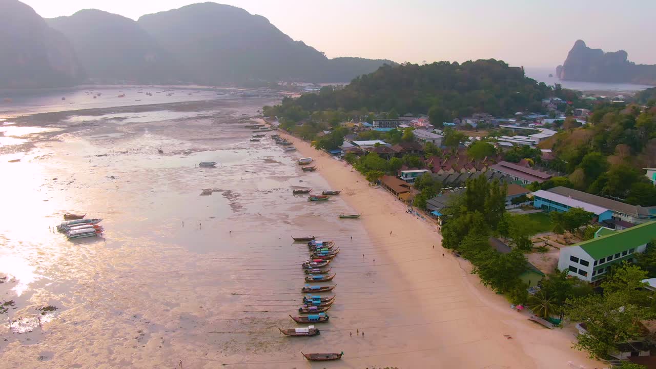 hermosa vista del atardecer de la playa desde el punto de vista aéreo