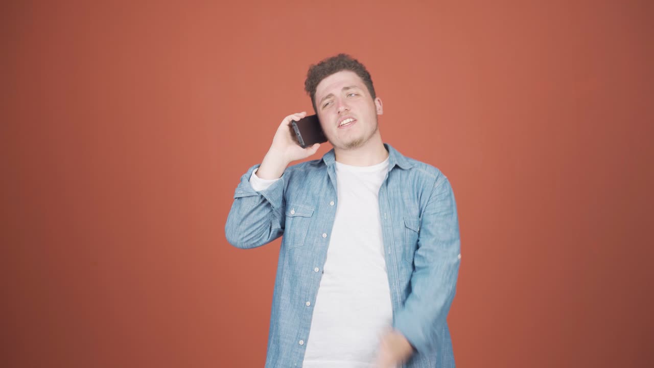 전화로 나쁜 소식을 듣는 사람은 화를 내죠.