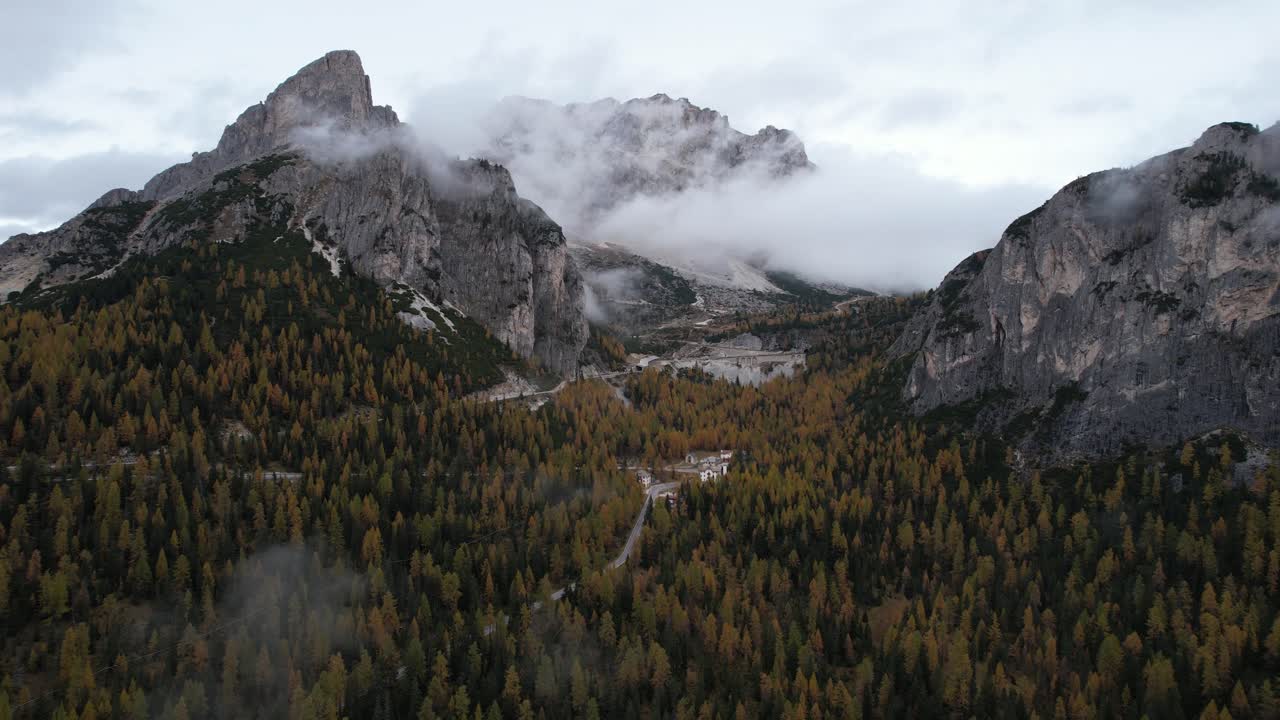 Dolomiti Italia - Passo Falzarego - tempo nuvoloso 04