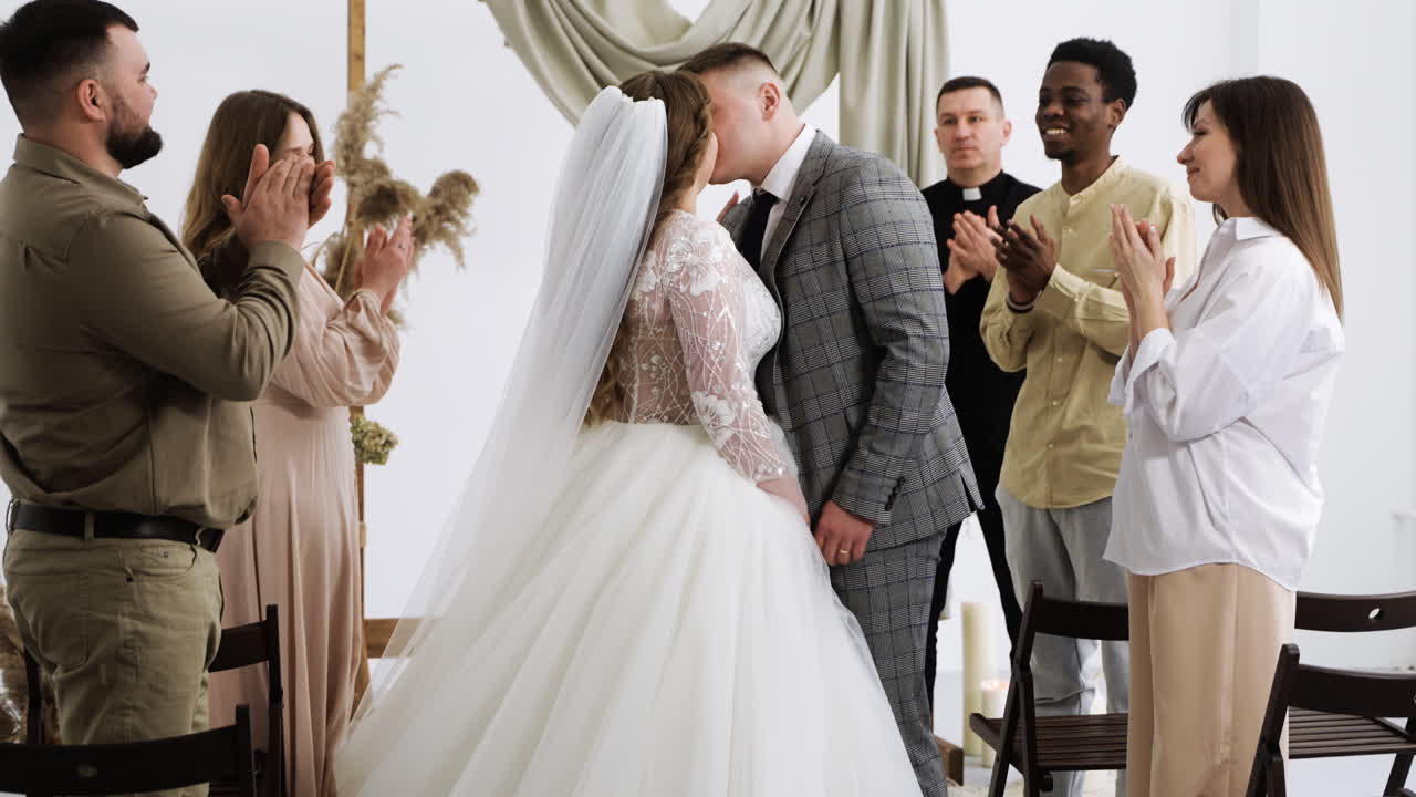 una pareja feliz saliendo del altar