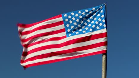 Amerikanische-Flagge-Weht-Bei-Starkem-Wind