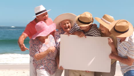 Gruppe-Reifer-Leute,-Die-Ein-Weißes-Schild-Sehen