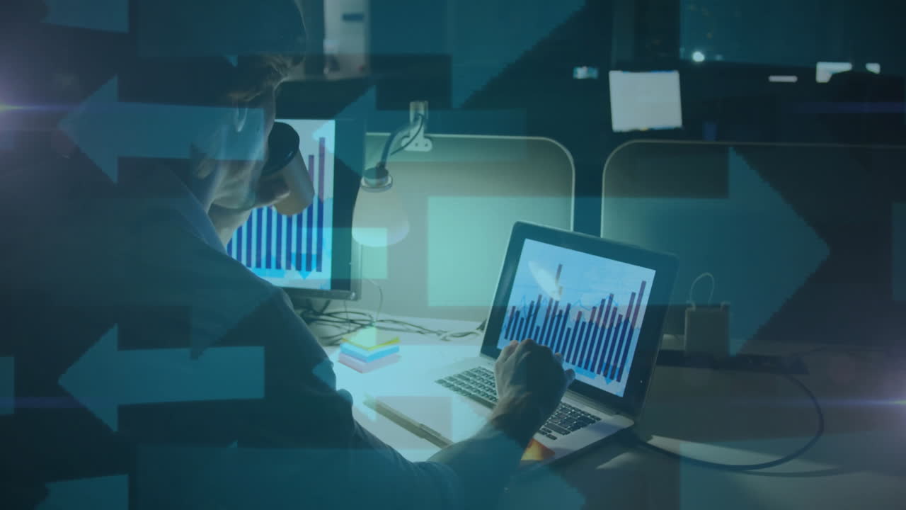 analisi dei dati finanziari sul portatile, persona che lavora fino a tardi in ufficio, sovrapposizione di animazione