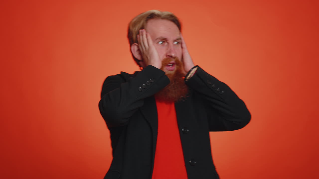 두려운 두려운 우울한 사람은 두려움을 표현하고 위험으로부터 손을 흔들고, 손을 흔들지 않습니다.